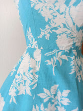 Charger l'image dans la galerie, 1950s - Stunning Blue Floral Cotton Dress - W26 (66cm)
