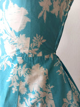 Charger l'image dans la galerie, 1950s - Stunning Blue Floral Cotton Dress - W26 (66cm)

