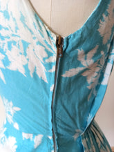 Charger l'image dans la galerie, 1950s - Stunning Blue Floral Cotton Dress - W26 (66cm)
