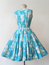 Charger l'image dans la galerie, 1950s - Stunning Blue Floral Cotton Dress - W26 (66cm)
