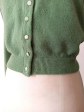 Cargar imagen en el visor de la galería, 1950s - DALTON, USA - Exquisite Green Cashmere Cardigan - Sz S/M
