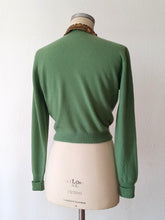 Cargar imagen en el visor de la galería, 1950s - DALTON, USA - Exquisite Green Cashmere Cardigan - Sz S/M
