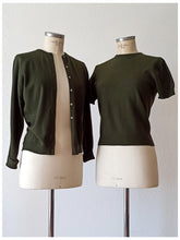 Charger l'image dans la galerie, 1950s - VANOTTI, Italia - Forest Green Cashmere Twin Set - Sz 34
