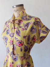 Cargar imagen en el visor de la galería, 1940s - Stunning Yellow Floral Dress - W26 (66cm)
