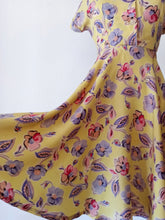 Cargar imagen en el visor de la galería, 1940s - Stunning Yellow Floral Dress - W26 (66cm)
