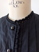 Cargar imagen en el visor de la galería, 1950s 1960s - Superb Solid Black Pleated Dress - W31 (78cm)
