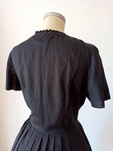 Cargar imagen en el visor de la galería, 1950s 1960s - Superb Solid Black Pleated Dress - W31 (78cm)

