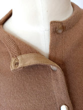Laden Sie das Bild in den Galerie-Viewer, 1950s - HADLEY CASHMERE, USA - Brown Cashmere Cardigan - Sz 38

