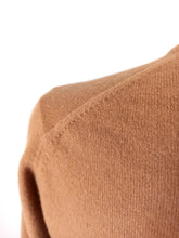 Laden Sie das Bild in den Galerie-Viewer, 1950s - HADLEY CASHMERE, USA - Brown Cashmere Cardigan - Sz 38
