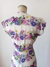 Cargar imagen en el visor de la galería, 1940s - Stunning Cold Rayon Silk Dress - W30 (76cm)
