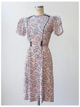 Cargar imagen en el visor de la galería, 1930s - Adorable Dramatic Shoulders Cotton Dress - W31 (80cm)
