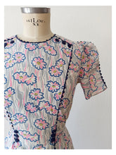 Cargar imagen en el visor de la galería, 1930s - Adorable Dramatic Shoulders Cotton Dress - W31 (80cm)
