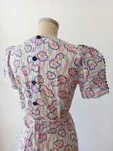 Cargar imagen en el visor de la galería, 1930s - Adorable Dramatic Shoulders Cotton Dress - W31 (80cm)
