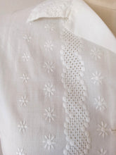 Load image into Gallery viewer, 1950s 1960s - Exquisite Embroidered Cotton Blouse - Sz 44

