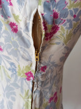 Cargar imagen en el visor de la galería, 1940s - PARIS - Adorable Floral Rayon Dress - W30 (76cm)
