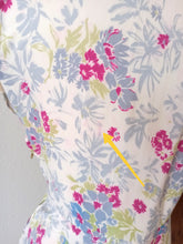 Cargar imagen en el visor de la galería, 1940s - PARIS - Adorable Floral Rayon Dress - W30 (76cm)
