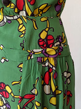 Charger l'image dans la galerie, 1940s - BELGIUM - Spectacular Green Abstract Rayon Dress - W29 (74cm)
