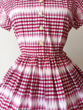 Laden Sie das Bild in den Galerie-Viewer, 1950s - SCHOOL FASHIONS, UK - UNWORN- Gorgeous Cotton Dress - W29 (74cm)
