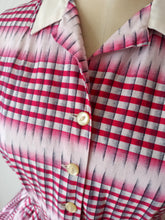 Laden Sie das Bild in den Galerie-Viewer, 1950s - SCHOOL FASHIONS, UK - UNWORN- Gorgeous Cotton Dress - W29 (74cm)
