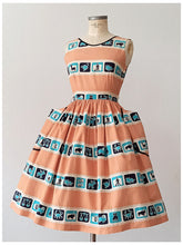 Laden Sie das Bild in den Galerie-Viewer, 1950s - SEERCRAFT, USA - Stunning Zodiac Cotton Dress - W26 (66cm)
