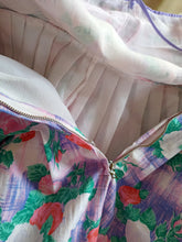 Charger l'image dans la galerie, 1950s - FRANCE - Exquisite Roseprint Cotton Dress - W27 (68cm)
