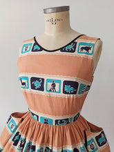 Laden Sie das Bild in den Galerie-Viewer, 1950s - SEERCRAFT, USA - Stunning Zodiac Cotton Dress - W26 (66cm)
