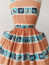 Laden Sie das Bild in den Galerie-Viewer, 1950s - SEERCRAFT, USA - Stunning Zodiac Cotton Dress - W26 (66cm)

