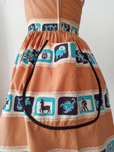 Laden Sie das Bild in den Galerie-Viewer, 1950s - SEERCRAFT, USA - Stunning Zodiac Cotton Dress - W26 (66cm)
