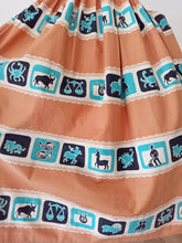 Laden Sie das Bild in den Galerie-Viewer, 1950s - SEERCRAFT, USA - Stunning Zodiac Cotton Dress - W26 (66cm)
