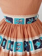 Laden Sie das Bild in den Galerie-Viewer, 1950s - SEERCRAFT, USA - Stunning Zodiac Cotton Dress - W26 (66cm)
