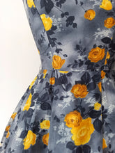 Charger l'image dans la galerie, 1950s 1960s - Gorgeous Yellow Roseprint Cotton Dress - W25 (64cm)
