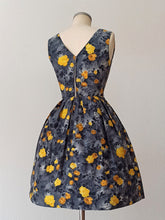 Charger l'image dans la galerie, 1950s 1960s - Gorgeous Yellow Roseprint Cotton Dress - W25 (64cm)
