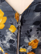 Charger l'image dans la galerie, 1950s 1960s - Gorgeous Yellow Roseprint Cotton Dress - W25 (64cm)
