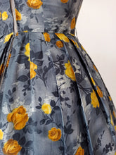Charger l'image dans la galerie, 1950s 1960s - Gorgeous Yellow Roseprint Cotton Dress - W25 (64cm)

