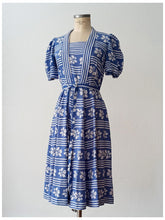 Cargar imagen en el visor de la galería, 1940s - Charming Puffed Sleeves Rayon Dress - W28.5 (72cm)
