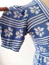 Cargar imagen en el visor de la galería, 1940s - Charming Puffed Sleeves Rayon Dress - W28.5 (72cm)
