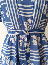 Cargar imagen en el visor de la galería, 1940s - Charming Puffed Sleeves Rayon Dress - W28.5 (72cm)
