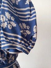 Cargar imagen en el visor de la galería, 1940s - Charming Puffed Sleeves Rayon Dress - W28.5 (72cm)
