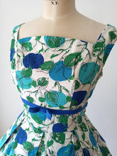 Load image into Gallery viewer, 1950s - Spectacular Artistic Leaves Print Linen Dress - W27.5 (70cm)
