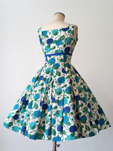 Load image into Gallery viewer, 1950s - Spectacular Artistic Leaves Print Linen Dress - W27.5 (70cm)
