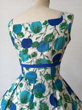 Load image into Gallery viewer, 1950s - Spectacular Artistic Leaves Print Linen Dress - W27.5 (70cm)

