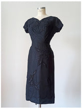 Charger l'image dans la galerie, 1940s 1950s - Outstanding Couture Trimmings Cocktail Dress - W28.5 (72cm)
