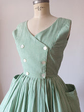 Charger l'image dans la galerie, 1950s - FLEISCHMAN, USA - Adorable Green Stripes Dress - W26 (66cm)
