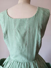 Charger l'image dans la galerie, 1950s - FLEISCHMAN, USA - Adorable Green Stripes Dress - W26 (66cm)

