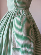 Charger l'image dans la galerie, 1950s - FLEISCHMAN, USA - Adorable Green Stripes Dress - W26 (66cm)
