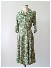 Charger l'image dans la galerie, 1940s - Charming Fern Green Rayon Dress - W30 (76cm)
