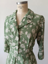 Charger l'image dans la galerie, 1940s - Charming Fern Green Rayon Dress - W30 (76cm)
