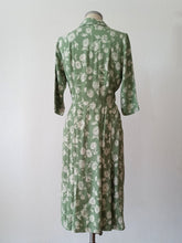Charger l'image dans la galerie, 1940s - Charming Fern Green Rayon Dress - W30 (76cm)
