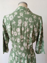 Charger l'image dans la galerie, 1940s - Charming Fern Green Rayon Dress - W30 (76cm)
