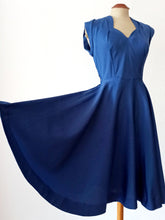 Charger l'image dans la galerie, 1940s 1950s - Stunning Royal Blue Cotton Dress - W27 (68cm)
